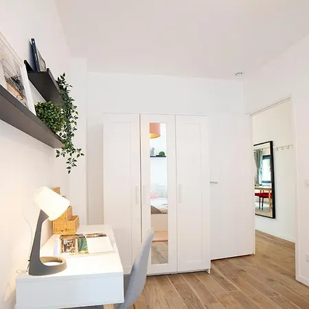 180 M2 - 2 Independent - Metro 7 Appartement *
