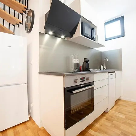 180 M2 - 2 Independent - Metro 7 Appartement *
